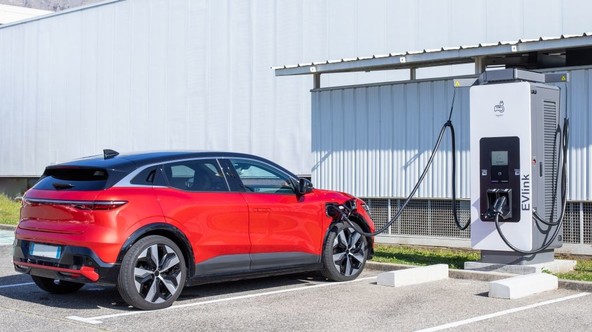 Schneider Electric pospešuje prehod na električna vozila : Hitrejše, pametnejše in zanesljivejše rešitve za polnjenje