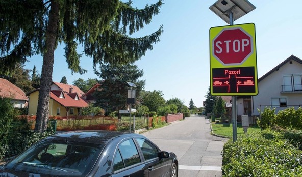 Več kot 60 doslej postavljenih sistemov COPS: Za večjo prometno varnost v naseljih in nevarnih prehodih čez železniško progo
