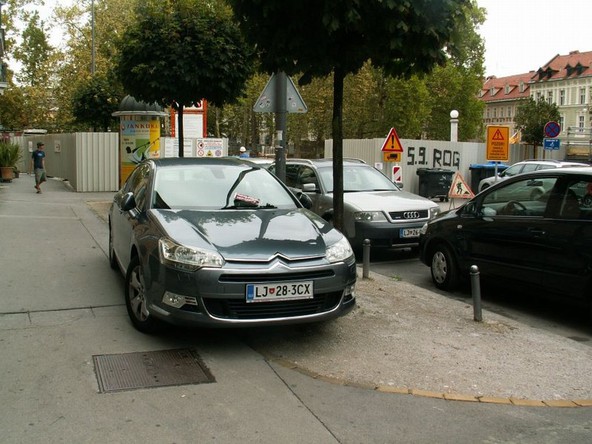 Zveza moto klubov Slovenije: Zakaj mestni redarji kaznujejo motorna kolesa strožje kot osebne avtomobile?