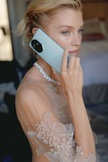 Stella Maxwell s telefonom HONOR 200 Pro, Beneški filmski festival 2024