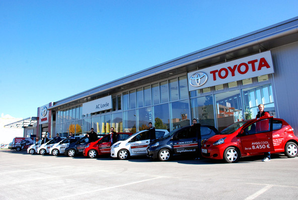 Novopečeni vozniki ob svojih toyotah