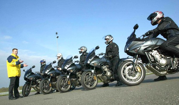 Policijska akademija v Tacnu: Štirje motoristi nagrajeni s treningom varne vožnje