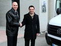 Med predajo donacije: mag. Robert Cugelj, generalni direktor URI Soča, Danilo Ferjančič, generalni direktor Porsche Slovenija