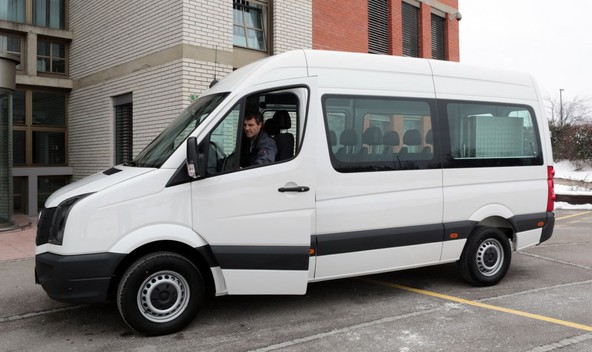 Kombinirano vozilo Volkswagen Crafter kombi 35 2.0 TDI 100 Kw, ki je prirejeno posebej za potrebe prevozov gibalno oviranih oseb