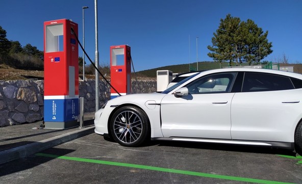 Petrolovo omrežje električnih polnilnic : Družba Petrol postavila svojo prvo ultra-hitro električno polnilnico