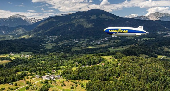 GOODYEAR BLIMP SE ČEZ SLOVENIJO VRAČA DOMOV: Danes se iz vztrajnostne dirke v italijanski Monzi vrača Goodyear Blimp