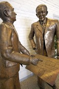 Assar Gabrielsson in Gustaf Larson (bronasta podoba obeh ustanoviteljev znamke Volvo)
