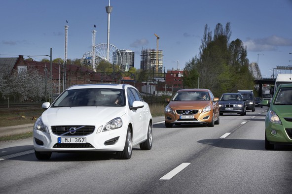 Volvo Car Corporation : Nova tehnologija, ki samodejno sledi sprednjemu vozilu