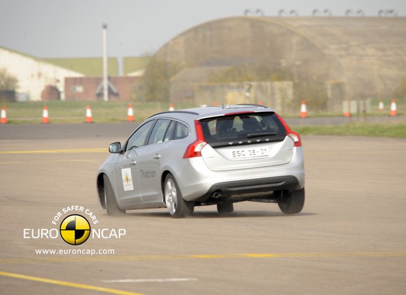 Volvo V60 & Euro NCAP: Pet zvezdic pri testu trčenja