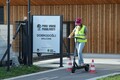 E-skiroji med mladimi: Od zaskrbljujočih številk do 100 brezplačnih programov varne vožnje