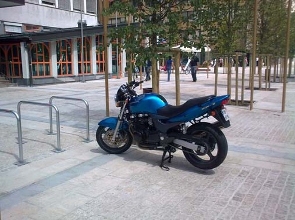 Moder motor na sliki, ki je dobil kazen Mestnega redarstva Maribor za nepravilno parkiranje v Mariboru, je bil parkiran ob stojalih za kolesa in ni oviral nikogar
