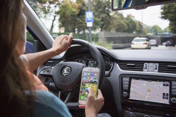 »Varno brez telefona v prometu«: Za volanom ne bodite za ekranom, v prometu ne bodite na spletu!