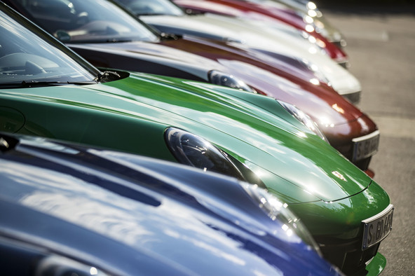 Vse bolj priljubljeni posebni topli odtenki: Novosti v trendih avtomobilskih barv na globalnem trgu