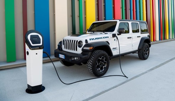 »Women's World Car of the Year«: Jeep® Wrangler 4xe izbran za najboljše 4x4 vozilo leta 2022