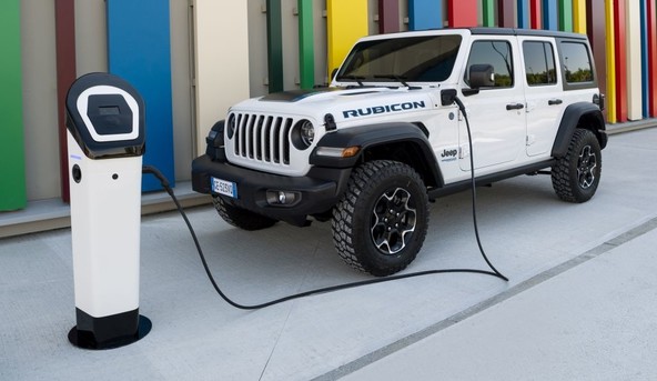 Jeep® Wrangler 4xe: Najboljše vozilo s štirikolesnim pogonom je elektrificirano