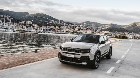 Jeep® Avenger dosegel 100.000 naročil : Uspeh, ki premika Jeep na novo raven