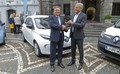 Z včerajšnjo slovesno predajo je generalni direktor družbe Renault Nissan Slovenija, d.o.o., Eric Bernard predal ključe dveh električnih avtomobilov županu mestne občine Ljubljana gospodu Zoranu Jankoviču. Tiste mestne službe, ki ob svojem delu najbolj potrebujejo avtomobil za prevoz po mestu, bodo do 31. decembra 2016 pri svojem delu uporabljale Renault ZOE in Renault Kangoo Z.E.