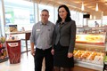 Aleš Plečnik, partner upravljavec bencinskega servisa Grosuplje Cikava in Vanja Lombar, vodja maloprodaje OMV Slovenija