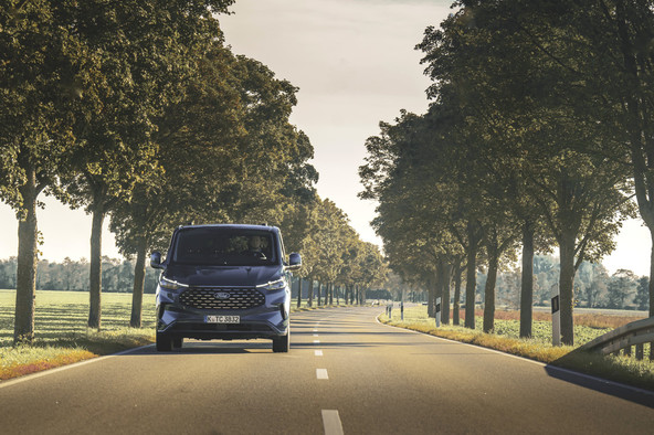 FORD TOURNEO CUSTOM (2024): Model, ki dviguje raven v segmentu večnamenskih vozil