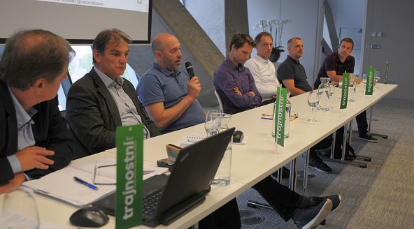 Posvet z okroglo mizo: Slovenija je površno pripravljena na e-mobilnost