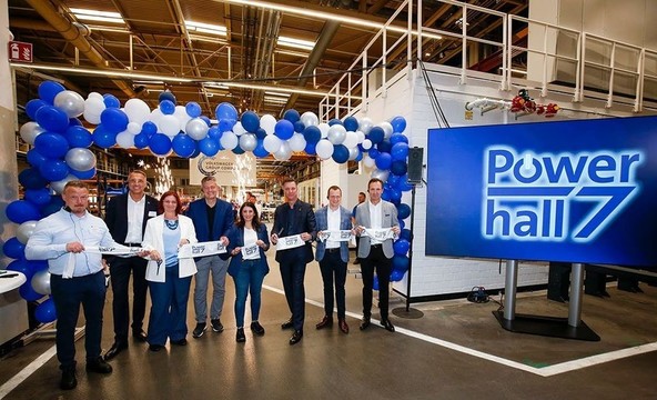 Otvoritev Powerhalla 7: Thomas Schäfer (predsednik uprave znamke Volkswagen Osebna vozila), dr. Ludwig Fazel (operativni direktor družbe Volkswagen Group Components), Thomas Schmall (član uprave koncerna, direktor področja Group Technology, in predsednik uprave Volkswagen Group Components), Daniela Cavallo (predsednica koncernskega sveta delavcev), dr. Günther Mendl (vodja centra odličnosti za baterije), Daniela Nowak (predsednica sveta delavcev v Braunschweigu), Martin Schmuck (direktor tovarne v Braunschweigu), Karsten Schmidt (svet delavcev); od desne proti levi.