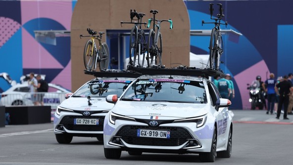 Toyota izboljšuje varnost kolesarjev : Toyota je za vsa vozila kolesarskih ekip uvedla nalepke z nacionalnimi zastavami