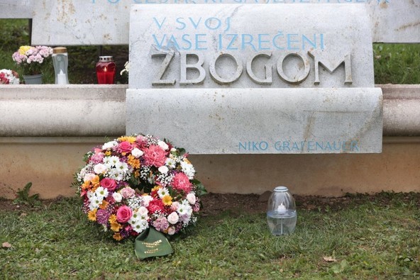 Svetovni dan spomina na žrtve prometnih nesreč: Poklon pri Osrednjem spomeniku žrtvam prometnih nesreč na pokopališču Žale