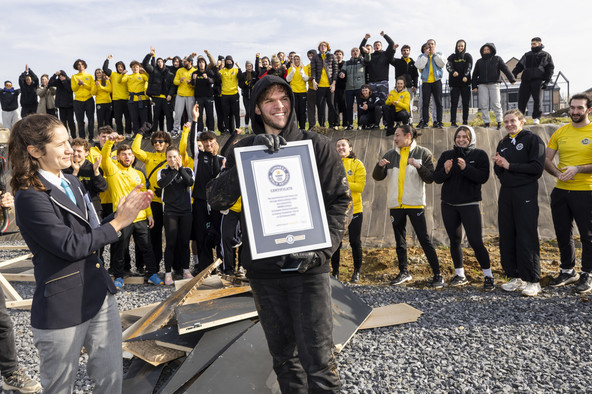 Telefon z Guinessovim rekordom: Navdušeni tudi profesionalni kaskaderji