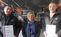 Od leve proti desni: voznik Simon Gutsmandl, Maček transport, direktorica Sylvia Kahlhofer, MAN Truck & Bus Slovenija, voznik Andrej Drevenšek, Maček transport
