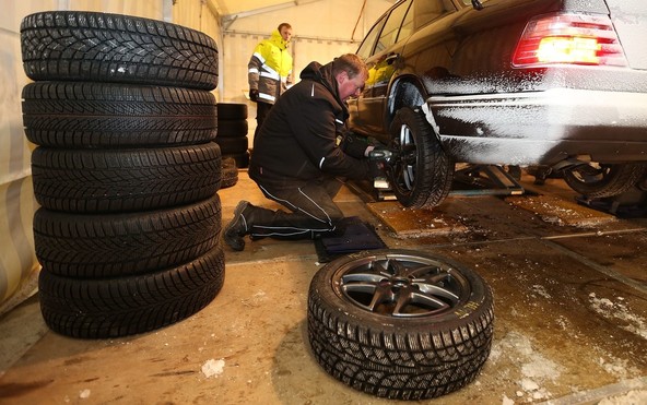 Povpraševanje slovenskih potrošnikov po zimskih pnevmatikah : Ali spletni kupci zaradi prihajajoče krize kupujejo stvari ‘na zalogo’?