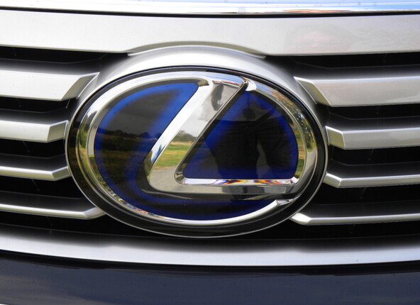 KO SE AVTOMOBILSKI DIZAJN SREČA Z MODO: LEXUS IN FAKULTETA ZA DIZAJN Z EDINSTVENIMI KREACIJAMI NA LJUBLJANSKEM TEDNU MODE