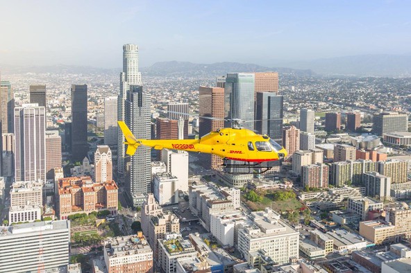 DHL Express: Helikopterska dostava DHL pošiljk nad prometnim Los Angelesom