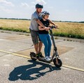 Pločniki niso dirkališča: Mladi opozarjajo na nevarno vožnjo z električnimi skiroji in skuterji
