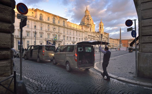 Vatikanski nogomet & ford turneo custom : Del Fordovega osupljivega sveta nogometa
