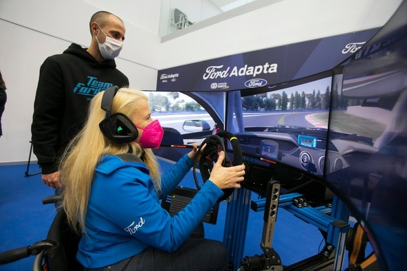 TEHNOLOGIJA FORD ADAPTA: NAGRAJENI SIMULATOR VOŽNJE POMAGA BOLNIKOM NA POTI K OKREVANJU