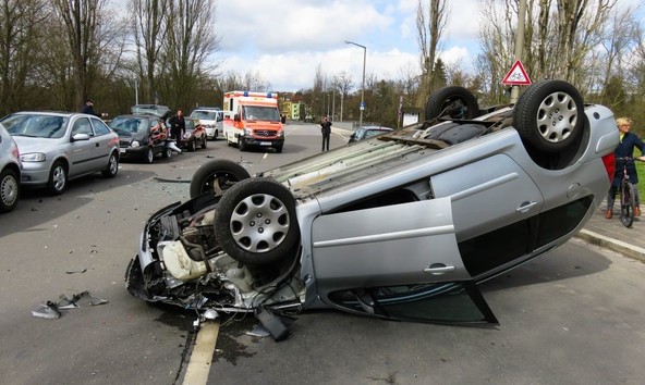 Neresnost slovenskih zavarovalnic: Nadomestno vozilo iz naslova avtomobilske odgovornosti je dolžna zagotoviti zavarovalnica