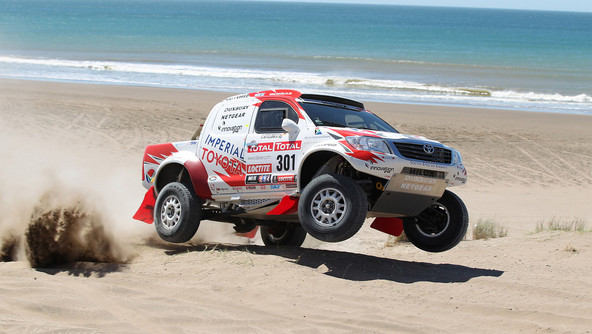 Toyota: Hilux pripravljen na najtežje preizkušnje Dakarja 2013