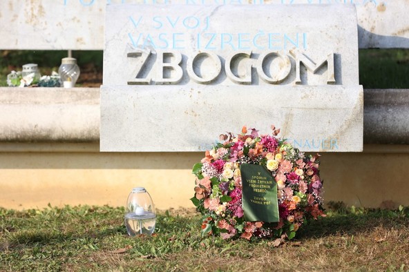 SPOMINJAJMO SE, POMAGAJMO, UKREPAJMO: Poklon ob spomeniku žrtvam prometnih nesreč