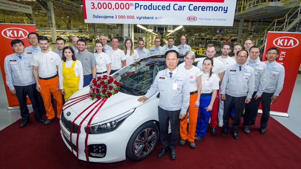 KIA Motors v Evropi proizvedla več kot 3 milijone vozil: Jubilejni avto je beli Kia cee’d za kupca na Islandiji
