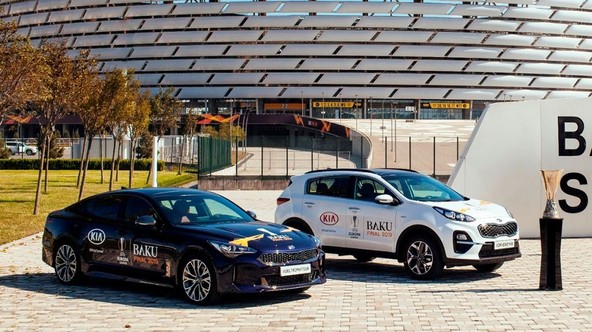 Kia Motors in Uefina fundacija za otroke: Kia in UEFA mladim beguncem podarjata nogometne čevlje