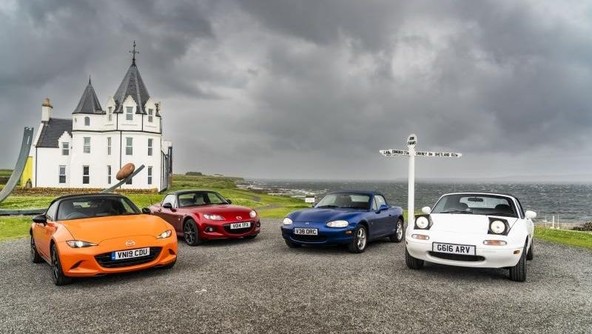 POT OD LAND’S ENDA DO JOHN O’ GROATSA: ŠTIRI MAZDE MX-5 SO KOT PRVI AVTOMOBILI PREVOZILE POT Z UPORABO TRAJNOSTNEGA GORIVA