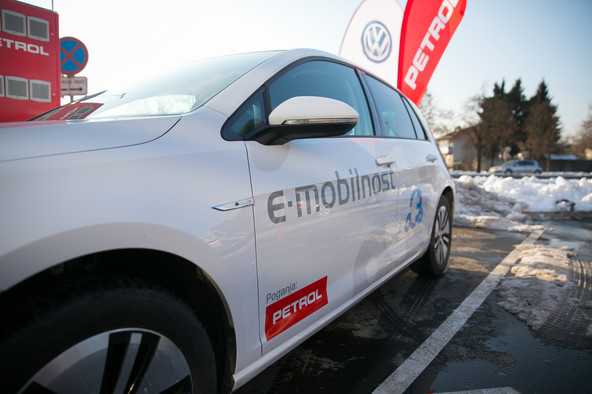 Otvoritev hitre polnilnice na Celovški cesti v Ljubljani: Petrol in Volkswagen vztrajno na poti k množični električni mobilnosti