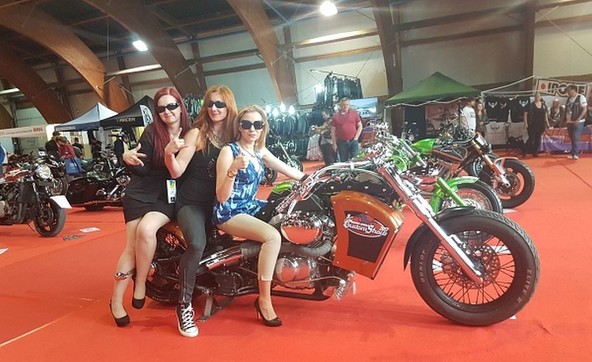 Avto-moto-logistični četverček v Celju: Miss Moto booma stavi na varnost