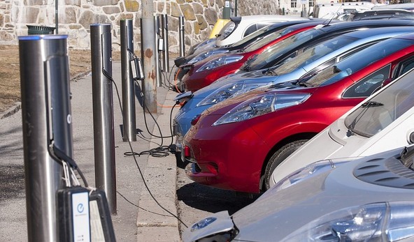 Po podatkih raziskave in portala Gremo na elektriko: ŠTEVILO POLNJENJ ELEKTRIČNIH VOZIL SE STRMO POVEČUJE