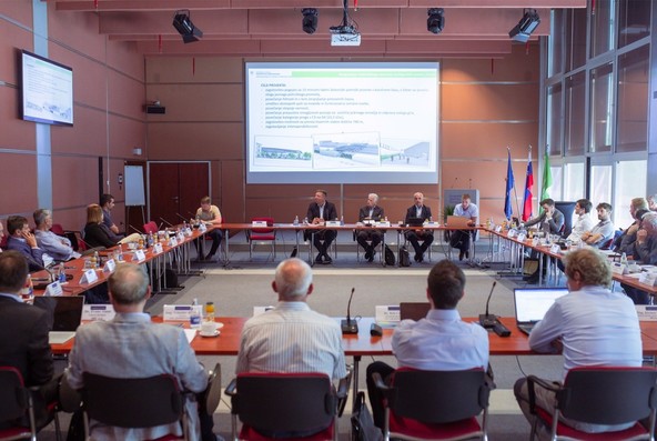 Čim prej je potrebno zgraditi tretje pasove na avtocestah: Avto bo tudi v prihodnje najbolj pogosto prevozno sredstvo Slovencev