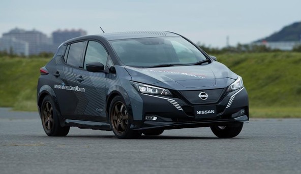 Nissanovo preizkusno električno vozilo: Vozilo z dvojnim električnim motorjem in tehnologijo za nadzor vseh koles