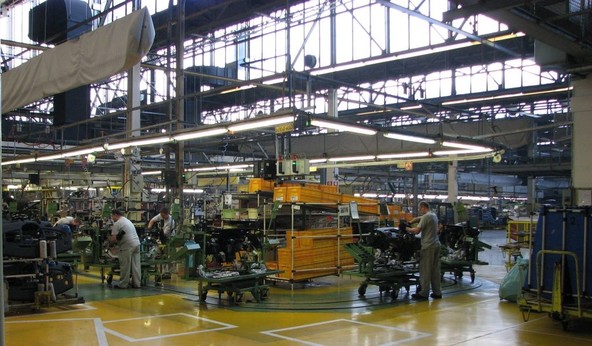 Negotove razmere v avtomobilski industriji : Revoz načrtuje prilagajanje obsega proizvodnje 