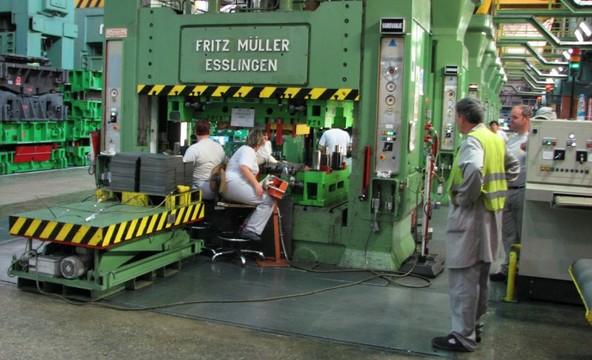 Prizadetih bo okoli 450 zaposlitev : Revoz načrtuje krčenje proizvodnje na eno izmeno