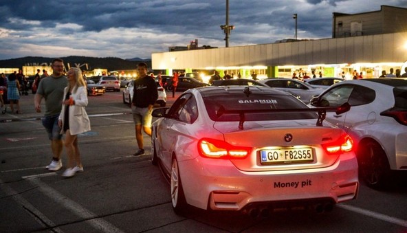 »Dobrodelni rooftop meet!«: Adrenalinski večer z eksotičnimi avtomobili na parkirni hiši Cityparka