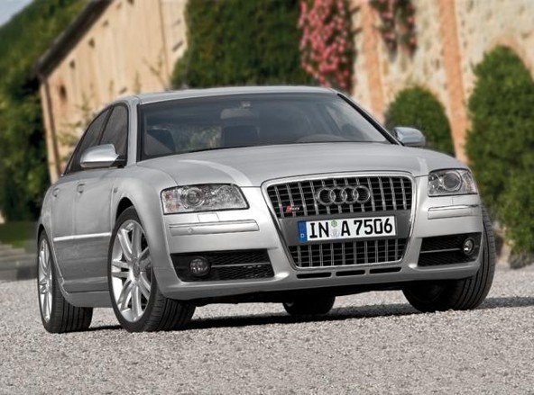 Audi S8: Športnik v razredu luksuznih vozil